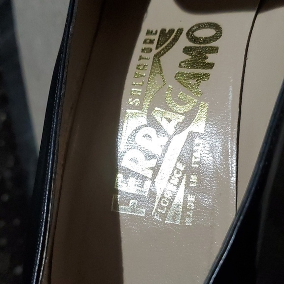 SALVATORE FERRAGAMO BLACK HEELS GOLD GANCINI HORSE BIT LEATHER OLD MONEY - Picture 3 of 12